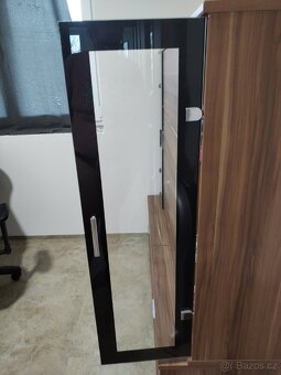 Obyvaci stena, s TV stolkem - 7