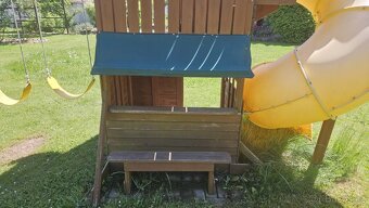 Zahradní dětské hřiště s tobogánem, domečkem a houpačkami - 7
