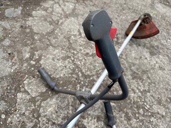 Dva starší křovinořezy. - 7