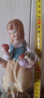 STAROŽITNÁ PORCELÁNOVÁ FIGURKA GIFTCRAFT - DÍVKA S OVOCEM JA - 7