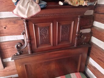 Starožitný nábytek 3xskříň 2xpostel 1x vitrína - 7