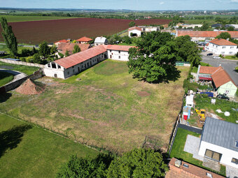 Stavební pozemek 4.945m2 s budovami,30min východně od Prahy - 7