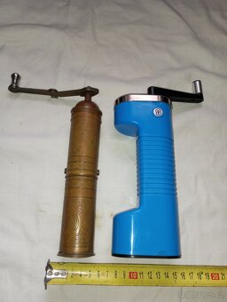 Mlýnky na kávu 18 ks + 2 ks dóz + korbel atd. - 7