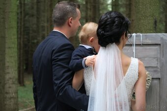 Třpytivé Svatební šaty se závojem a vlečkou - 7