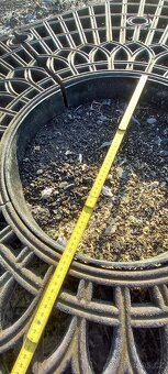 Okrasné mříže okolo kmene stromů, litina - 7