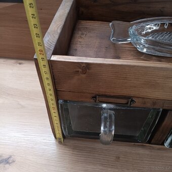 Skleněné dózy, dřevěná skříňka - 7