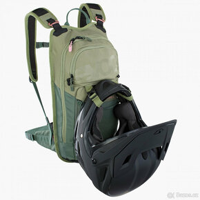 Nový batoh EVOC Stage 6L + Hydration Bladder 2L Light Olive - 7
