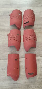 Jawa 50 pionýr 550, 555 prsíčka, dvířka, podsedláky, víčko - 7