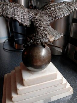 Bronzový orel na mramorovém podstavci – historická dekorace - 7