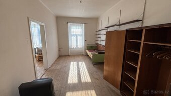 Vícegenerační rodinný dům s pozemkem 1403m2 - 7