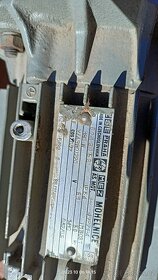 Elektromotor s úhlovou šnekovou převodovkou TSN 030 444 - 7