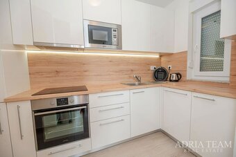 CHORVATSKO- EXKLUZIVNÍ APARTMÁN – PRVNÍ ŘADA U MOŘE POVLJAN - 7