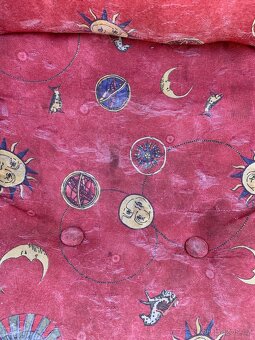 Sedačka (postýlka) + 2 křesla, magnetická tabule, stojan na - 7