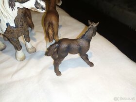 8. Schleich koně Tinkeři + Camarské hříbě - 7