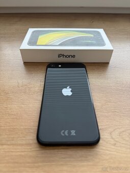 Prodám iPhone SE 2020 – 64 GB – černý - ZÁNOVNÍ - 7