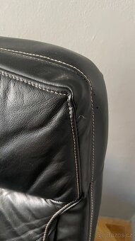 Pracovní stůl bílý a kožená pracovní židle za odvoz - 7