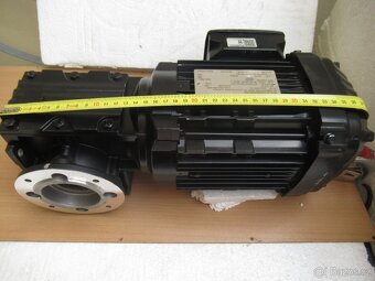 SEW-NOVÁ úhlová elektropřevodovka 400V.0,75kw-348ot.min. - 7