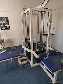 CELÁ POSILOVNA, STROJE, ČINKY - 7