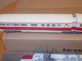 Rychlík Märklin H0 ST800, třídílný, slonovinově červená s or - 7
