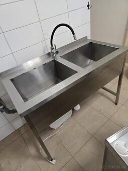 Nerezový dvojdřez s drtičem - 7