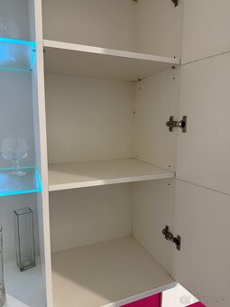 Dvě závěsné skřínky na zeď - 7