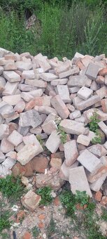 pískovec - kameny velké a kvádry ze staré zdi - 7