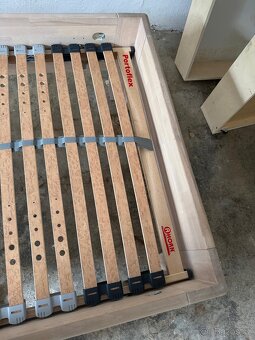 Postel z masivu 200×90 cm se zásuvkami, roštem a matrací - 7