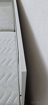 Postel 180×200 cm, rošty, stolky - 7