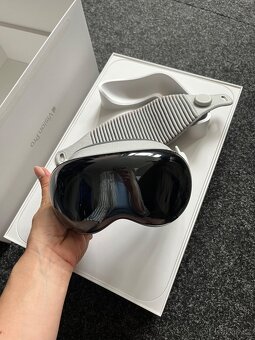 Apple Vision Pro 256GB - 7
