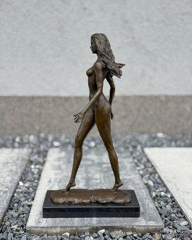 Exkluzivní bronzová socha Žena v kroku umělecký dekor - 7