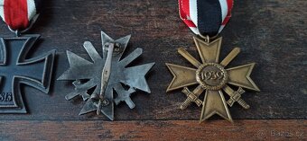 Medaile, vyznamenání, odznaky. - 7