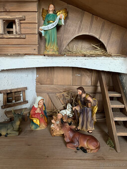 Velký dřevěný betlém (cca 78x32x35cm) + figurky, dále dekora - 7