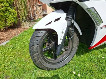 Skútr YUKI 125i Falcon bílo červený - 7