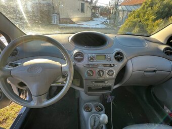 Toyota. Yaris 1.0VVTI - 7