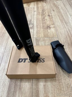 Vidlice DT Swiss F232 One 29" 100mm + páčka - Nova - 7