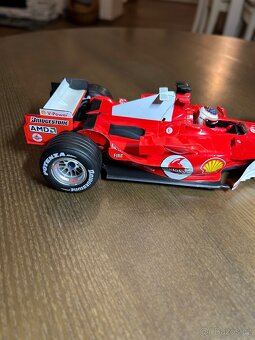 Ferrari F 2005 1:18 - 7