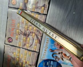 Titan Quest Steelbook zlatý PC hra pro sběratele - 7