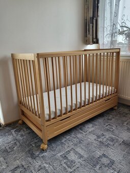 Buková postýlka na kolečkách - 7