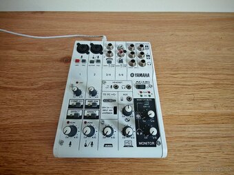 Yamaha AG 06, Yamaha HS8, stojani na monitory - 7