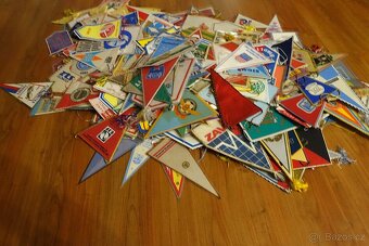 Velký konvolut přes 350 ks vlaječek – sportovní, klubové, po - 7