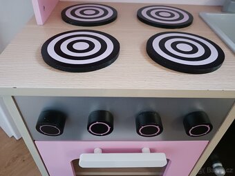 Dřevěná růžová kuchyňka - 7