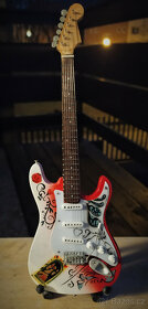 Zmenšené dřevěné repliky kytar k dekoraci (ruční práce) - 7