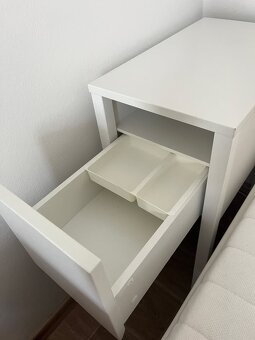 Postel Ikea Hemnes 160x200+2 noční stolky Ikea Nordli - 7