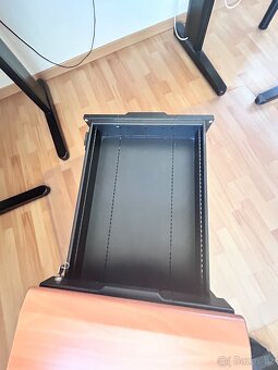 Kancelářský nábytek stoly a šuplíky - 7