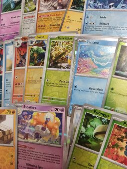 Prodám kartičky Pokémon 561kusu plus funko cena 1000 - 7
