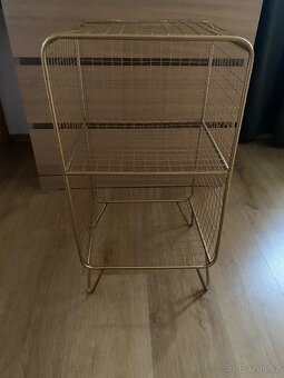 Zlatý set z westwing. Židle, vitrína, stolek, noční stolek - 7