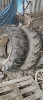 Pneu 16.9-28 z bagru s disky a řetězy - 2ks - 7