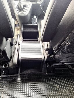 Peugeot Traveller úložný box mezi sedačky - 7