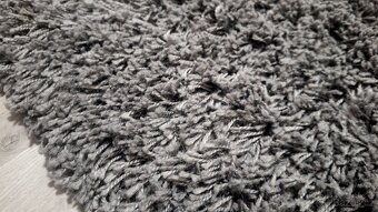 Tmavě šedý chlupatý koberec Hampen (Ikea) 195x133 cm - 7