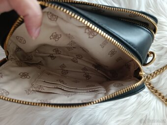 Černá crossbody kabelka Guess - 7